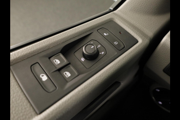 Volkswagen Transporter 2.0 TDI L2H1 32 150PK DSG | Navigatie via app | Parkeersensoren | Trekhaak |