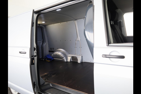Volkswagen Transporter 2.0 TDI L2H1 32 110 pk | Navigatie via App | Trekhaak | Parkeersensoren achter | Cruise control |