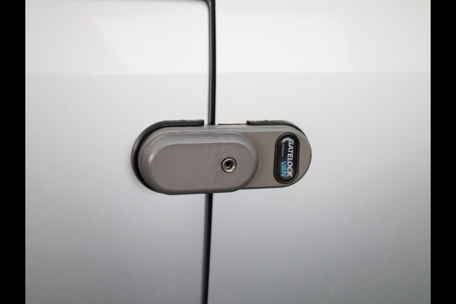 Volkswagen Transporter 2.0 TDI L2H1 32 110 pk | Navigatie via App | Trekhaak | Parkeersensoren achter | Cruise control |