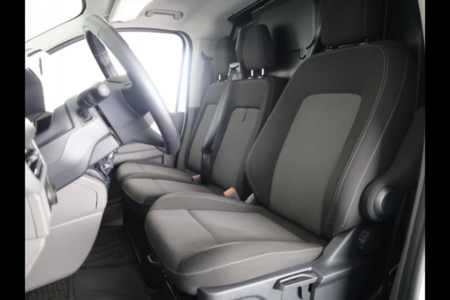 Volkswagen Transporter 2.0 TDI L2H1 30 Life | 110 PK Hand | Styling pakket | Camera | App Connect | Trekhaak |