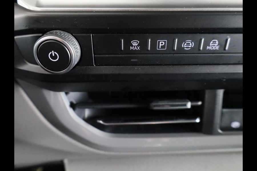 Volkswagen Transporter 2.0 TDI L2H1 30 Life | 110 PK Hand | Styling pakket | Camera | App Connect | Trekhaak |