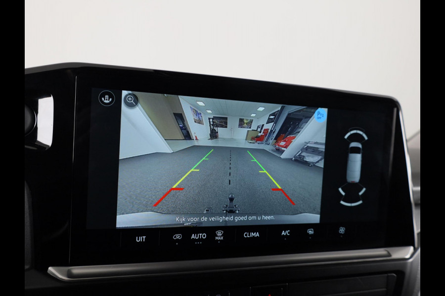 Volkswagen Transporter 2.0 TDI L2H1 30 Life | 110 PK Hand | Styling pakket | Camera | App Connect | Trekhaak |