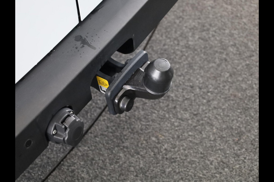 Volkswagen Transporter 2.0 TDI L2H1 30 Life | 110 PK Hand | Styling pakket | Camera | App Connect | Trekhaak |