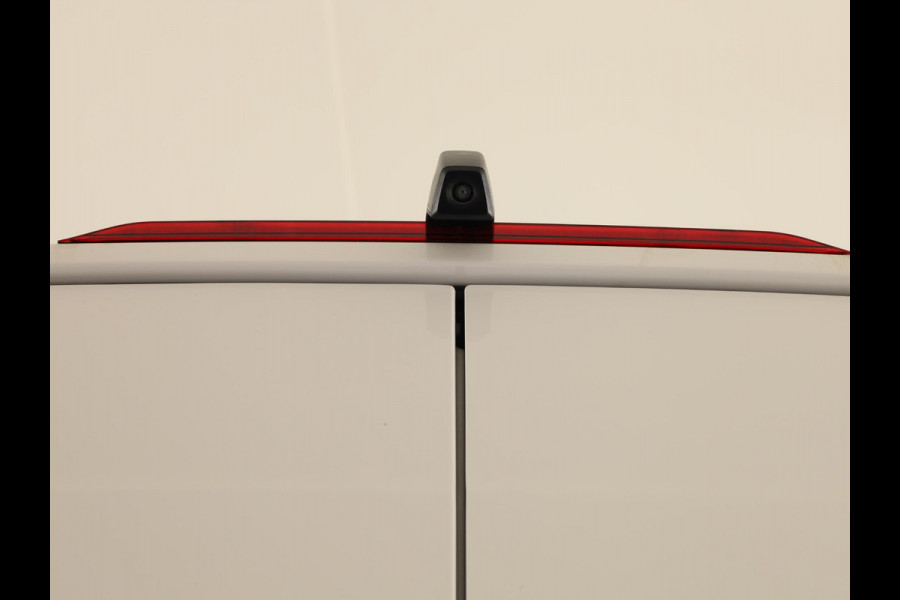 Volkswagen Crafter 35 2.0 TDI L3H3 Comfortline EURO VI 140 pk Automaat | Verlengde garantie | Navigatie | Trekhaak | Parkeersensoren | Achteruitrijcamera | Cruise control |