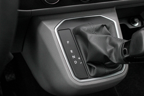 Volkswagen Transporter 2.0 TDI L2H1 150PK NEW LAGE BIJTELLING BULLI / LEDEREN BEKLEDING / DUBBEL CABINE / NAVIGATIE / ACTIVE