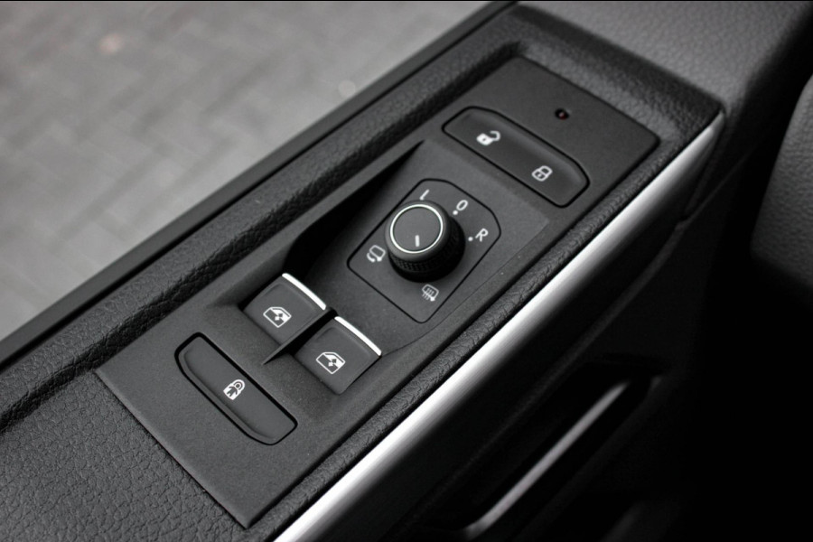 Volkswagen Transporter 2.0 TDI L2H1 150PK NEW LAGE BIJTELLING BULLI / LEDEREN BEKLEDING / DUBBEL CABINE / NAVIGATIE / ACTIVE