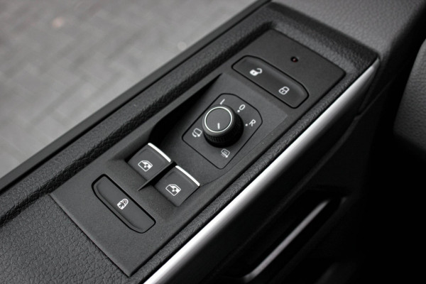 Volkswagen Transporter 2.0 TDI L2H1 150PK NEW LAGE BIJTELLING BULLI / LEDEREN BEKLEDING / DUBBEL CABINE / NAVIGATIE / ACTIVE