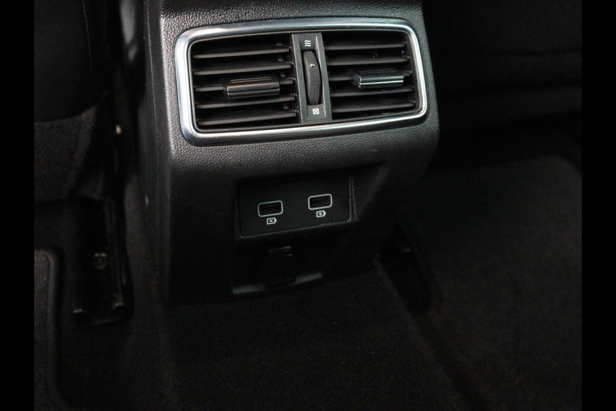 Renault Mégane 1.3 TCe Business Edition One | Leder | Stoelverwarming | Adaptive cruise | Camera | Carplay | Keyless | Full LED | Navigatie | Park Assist | Dodehoek detectie | Climate control