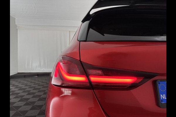 BMW 1-serie 116D Executive Edition *DIGI-COCKPIT | FULL-LED | NAVI-FULLMAP | AMBIENTLIGHT | CRUISE | KEYLESS | PRIVACY-GLASS | ECC | PDC | 16"ALU*