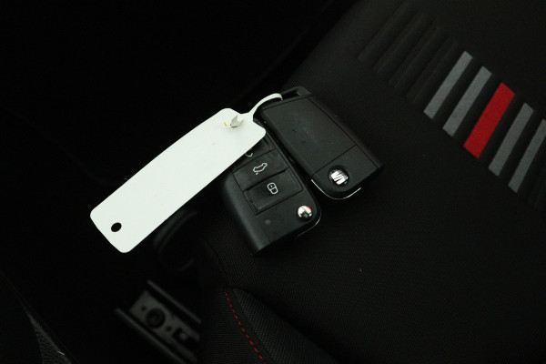 Seat Ibiza 1.0 TSI FR Business Intense (PANORAMADAK, CAMERA, STOELVERWARMING, BEATS AUDIO, CRUISE ADAPTIEF, DIGITALE COCKPIT)