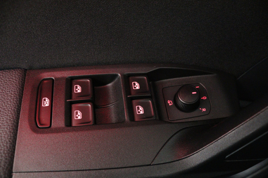 Seat Ibiza 1.0 TSI FR Business Intense (PANORAMADAK, CAMERA, STOELVERWARMING, BEATS AUDIO, CRUISE ADAPTIEF, DIGITALE COCKPIT)