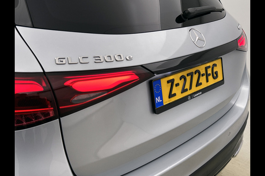 Mercedes-Benz GLC 300e 4MATIC AMG Line Achteruitrijcamera | Panaromadak | Navigatie | Memorypakket | alarm klasse 3 Inclusief 24 maanden Mercedes-Benz Certified garantie voor Europa.