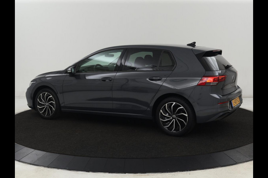 Volkswagen Golf 1.0 eTSI Life Business | Stoelverwarming | Massage | Carplay | Adaptive cruise | Sfeerverlichting | Navigatie | Park Assist | Getint glas | Full LED