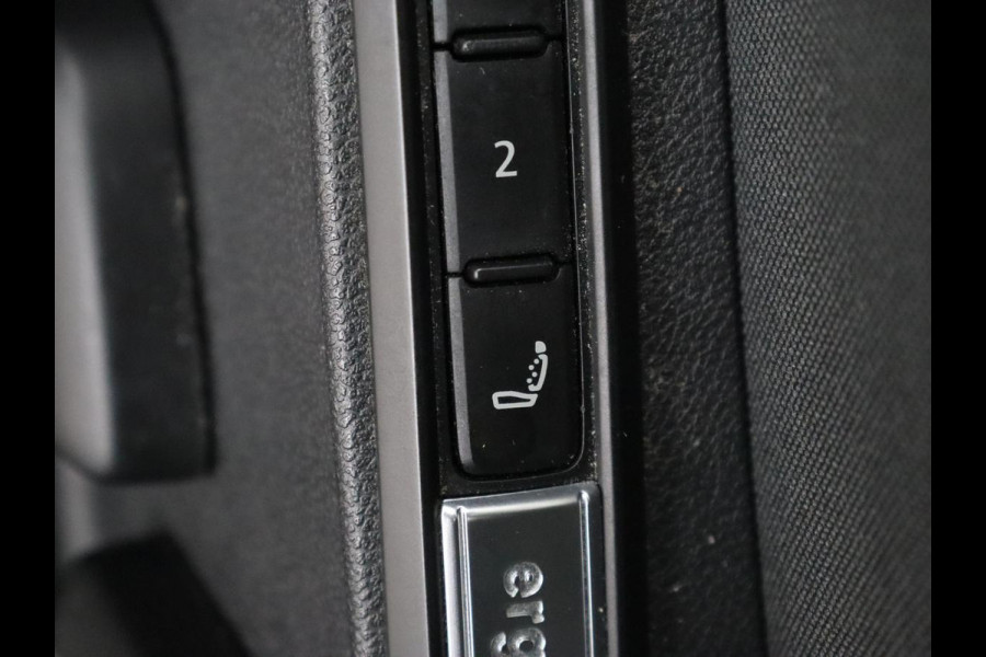 Volkswagen Golf 1.0 eTSI Life Business | Stoelverwarming | Massage | Carplay | Adaptive cruise | Sfeerverlichting | Navigatie | Park Assist | Getint glas | Full LED