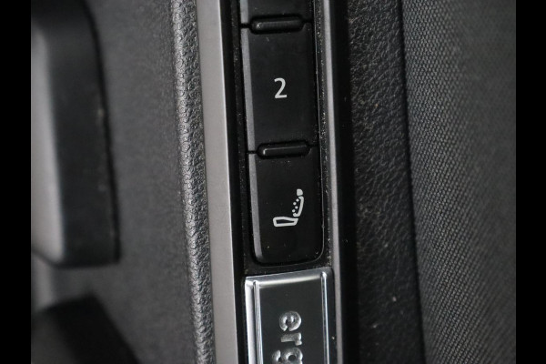 Volkswagen Golf 1.0 eTSI Life Business | Stoelverwarming | Massage | Carplay | Adaptive cruise | Sfeerverlichting | Navigatie | Park Assist | Getint glas | Full LED