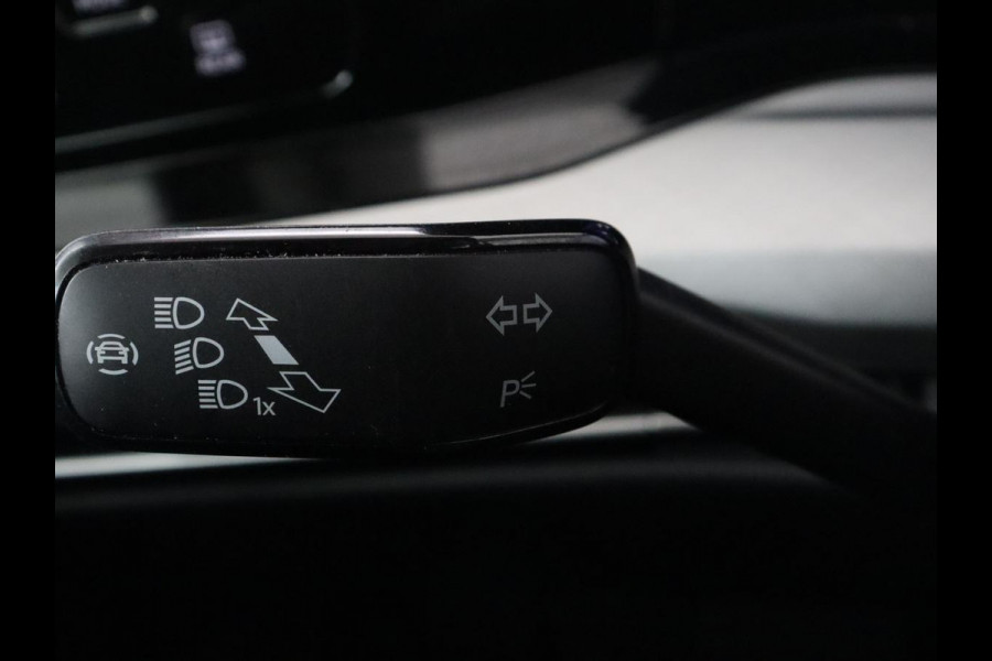 Volkswagen Golf 1.0 eTSI Life Business | Stoelverwarming | Massage | Carplay | Adaptive cruise | Sfeerverlichting | Navigatie | Park Assist | Getint glas | Full LED