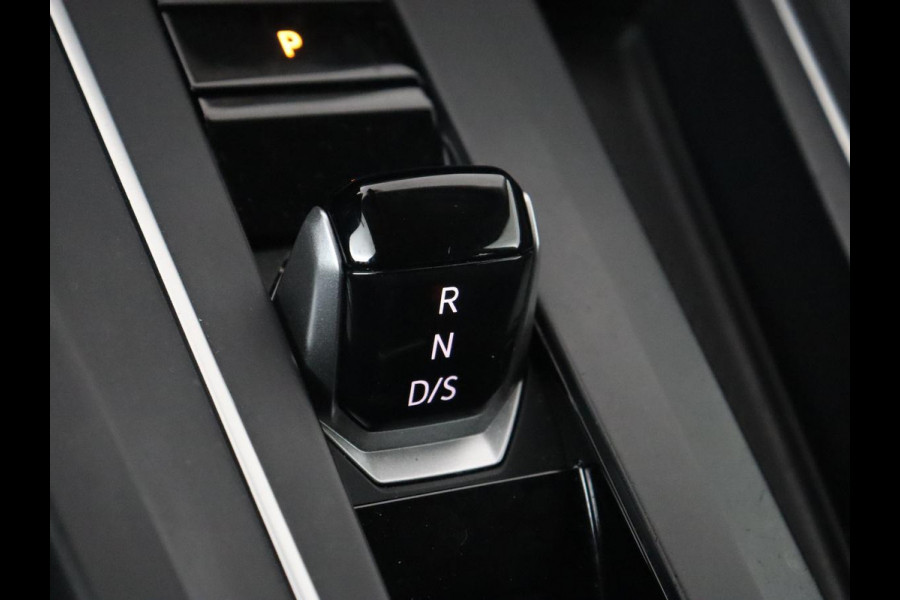 Volkswagen Golf 1.0 eTSI Life Business | Stoelverwarming | Massage | Carplay | Adaptive cruise | Sfeerverlichting | Navigatie | Park Assist | Getint glas | Full LED