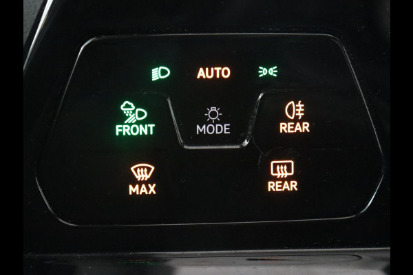 Volkswagen Golf 1.0 eTSI Life Business | Stoelverwarming | Massage | Carplay | Adaptive cruise | Sfeerverlichting | Navigatie | Park Assist | Getint glas | Full LED