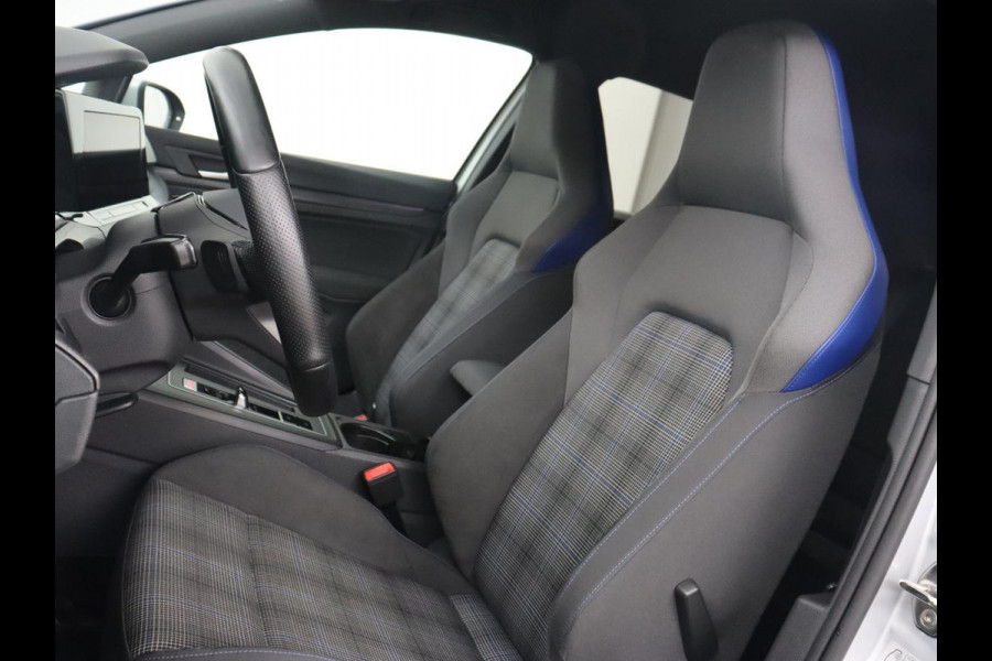 Volkswagen Golf 1.4 eHybrid GTE | SOH 93% | Stoelverwarming | Trekhaak | Carplay | Adaptive cruise | 18'' | Sportstoelen | Navigatie | Sfeerverlichting | Climate control | Parkeerhulp | PHEV | Plug In