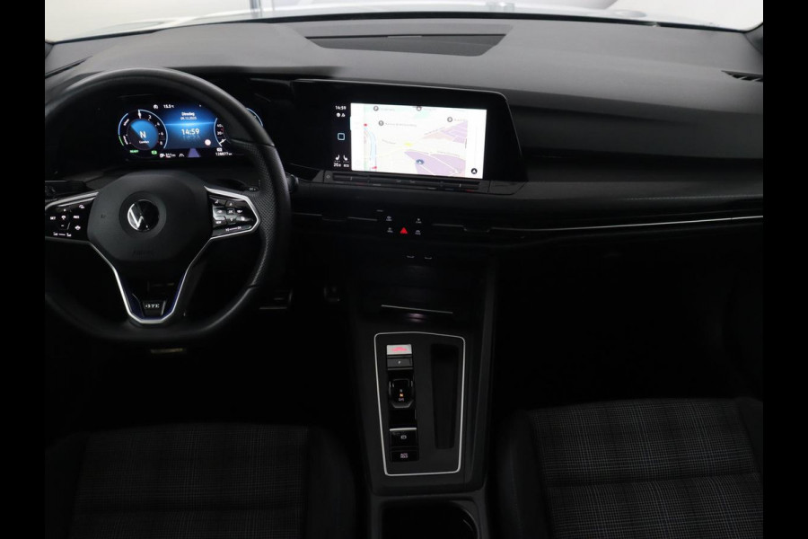 Volkswagen Golf 1.4 eHybrid GTE | SOH 93% | Stoelverwarming | Trekhaak | Carplay | Adaptive cruise | 18'' | Sportstoelen | Navigatie | Sfeerverlichting | Climate control | Parkeerhulp | PHEV | Plug In