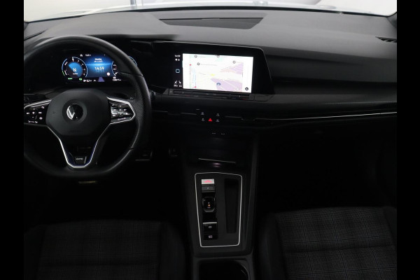 Volkswagen Golf 1.4 eHybrid GTE | SOH 93% | Stoelverwarming | Trekhaak | Carplay | Adaptive cruise | 18'' | Sportstoelen | Navigatie | Sfeerverlichting | Climate control | Parkeerhulp | PHEV | Plug In