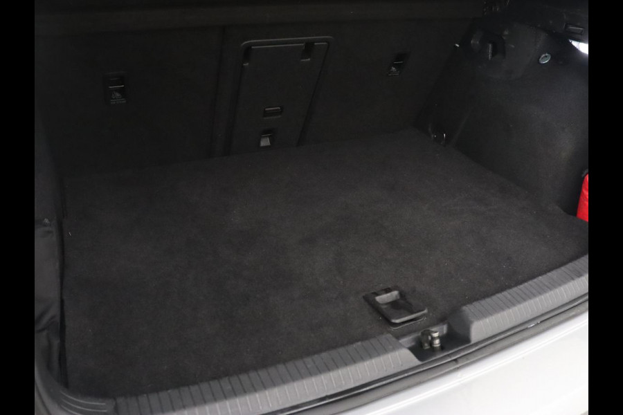 Volkswagen Golf 1.4 eHybrid GTE | SOH 93% | Stoelverwarming | Trekhaak | Carplay | Adaptive cruise | 18'' | Sportstoelen | Navigatie | Sfeerverlichting | Climate control | Parkeerhulp | PHEV | Plug In