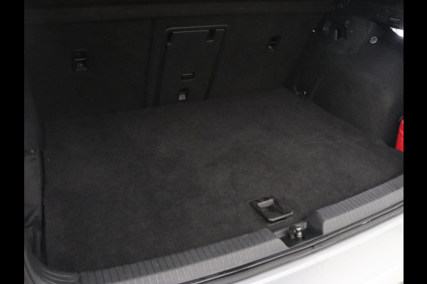 Volkswagen Golf 1.4 eHybrid GTE | SOH 93% | Stoelverwarming | Trekhaak | Carplay | Adaptive cruise | 18'' | Sportstoelen | Navigatie | Sfeerverlichting | Climate control | Parkeerhulp | PHEV | Plug In