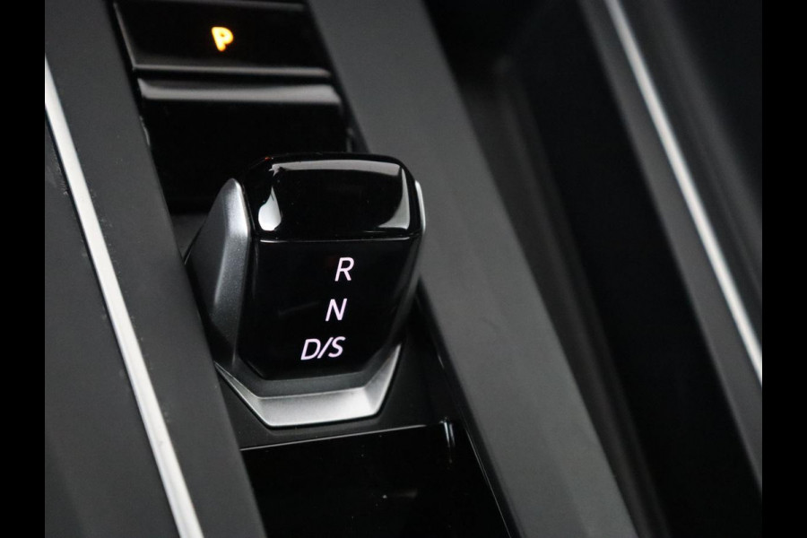 Volkswagen Golf 1.4 eHybrid GTE | SOH 93% | Stoelverwarming | Trekhaak | Carplay | Adaptive cruise | 18'' | Sportstoelen | Navigatie | Sfeerverlichting | Climate control | Parkeerhulp | PHEV | Plug In