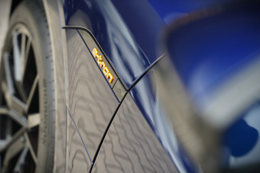 Audi e-tron e-tron 50 quattro Launch edition Black 71 kWh S-Line | Panoramadak | Stoelverwarming | Adaptive Cruise Control | Memory Seat | Parkeersensoren | Keyless | Apple Carplay