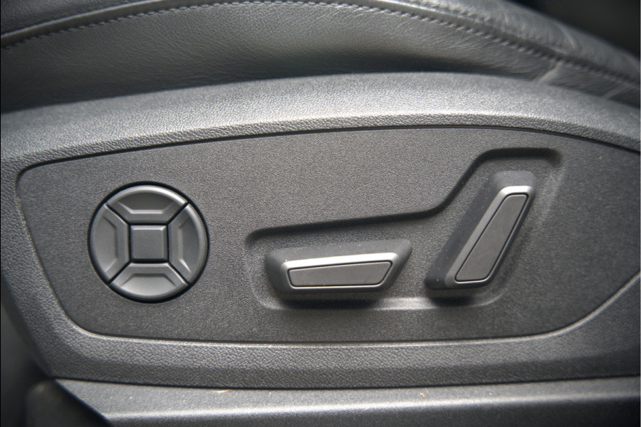 Audi e-tron e-tron 50 quattro Launch edition Black 71 kWh S-Line | Panoramadak | Stoelverwarming | Adaptive Cruise Control | Memory Seat | Parkeersensoren | Keyless | Apple Carplay