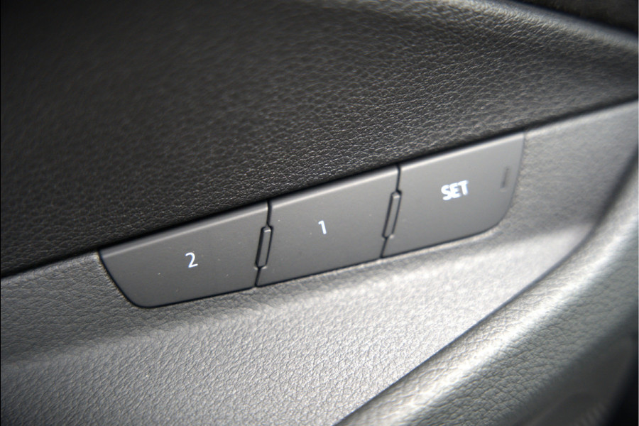 Audi e-tron e-tron 50 quattro Launch edition Black 71 kWh S-Line | Panoramadak | Stoelverwarming | Adaptive Cruise Control | Memory Seat | Parkeersensoren | Keyless | Apple Carplay