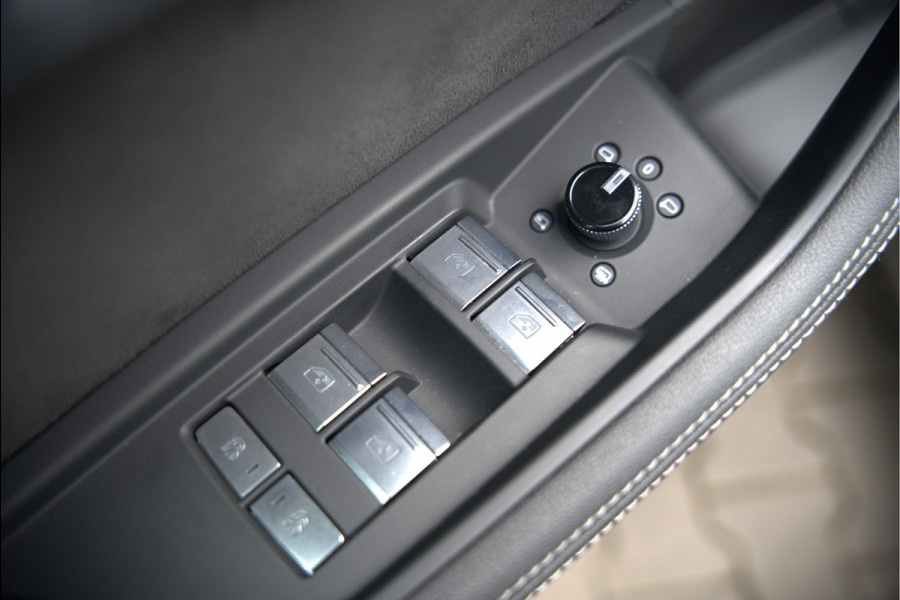 Audi e-tron e-tron 50 quattro Launch edition Black 71 kWh S-Line | Panoramadak | Stoelverwarming | Adaptive Cruise Control | Memory Seat | Parkeersensoren | Keyless | Apple Carplay