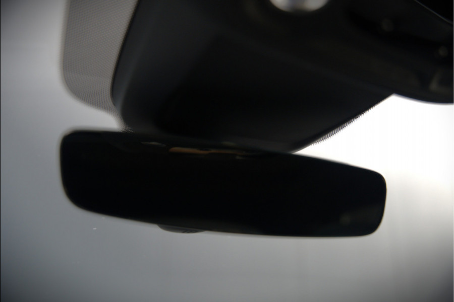 Audi e-tron e-tron 50 quattro Launch edition Black 71 kWh S-Line | Panoramadak | Stoelverwarming | Adaptive Cruise Control | Memory Seat | Parkeersensoren | Keyless | Apple Carplay