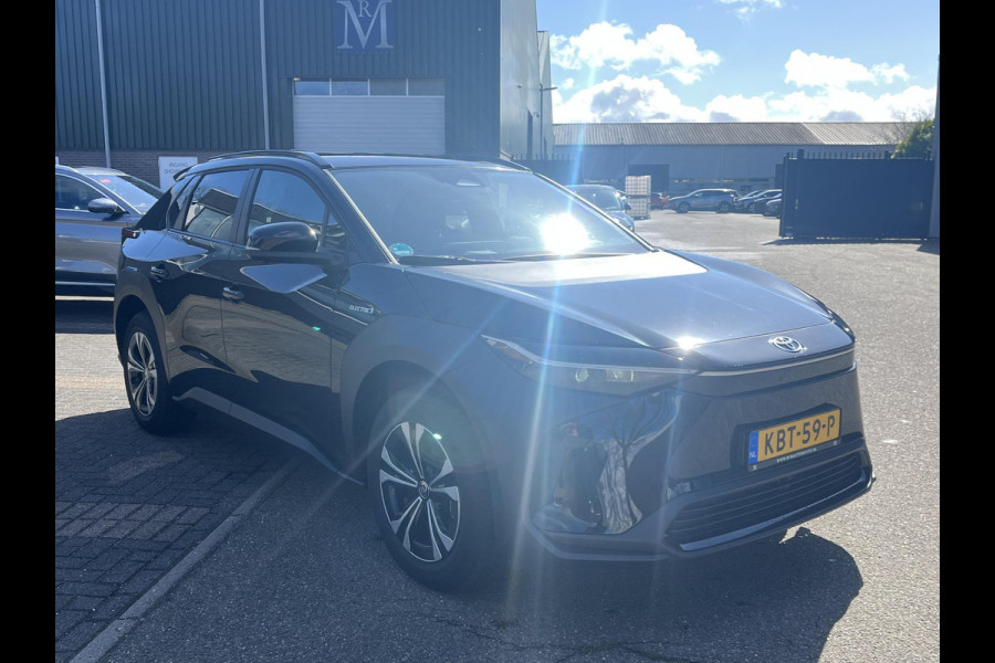 Toyota Bz4x Dynamic 71 kWh VAN: 35.900,- VOOR: 32.877,- UW LENTEVOORDEEL: 3.023,- | mega compleet EN RIJKLAAR GEPRIJSD INCL. 10 JAAR TOYOTA GARANTIE