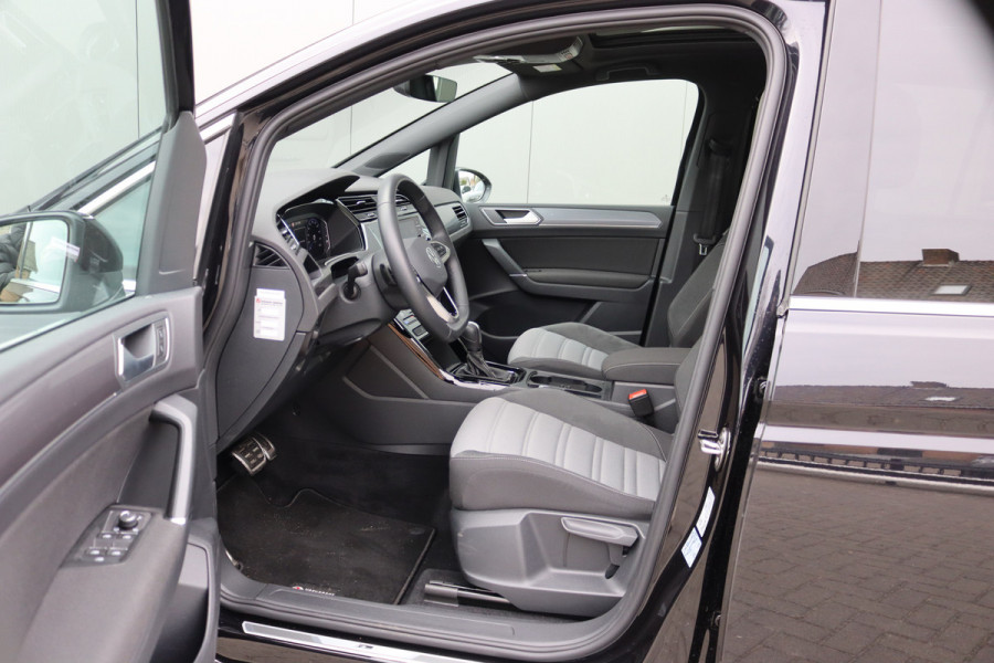 Volkswagen Touran 1.5 TSI 150PK Automaat R-Line 7pers./Pano-dak/Navigatie/Camera/Elektr.-klep/Stoelverwarming