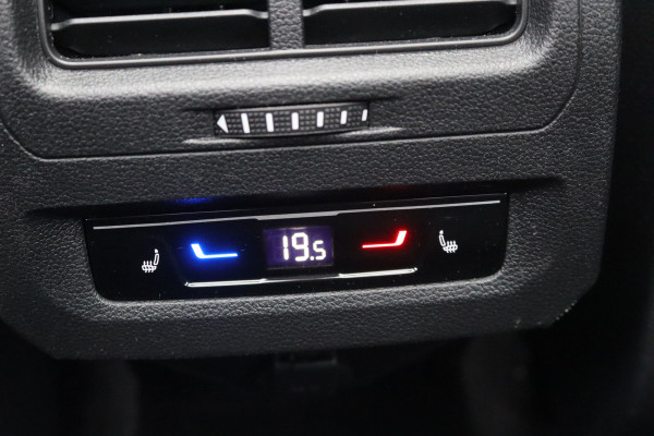 Volkswagen Touran 1.5 TSI 150PK Automaat R-Line 7pers./Pano-dak/Navigatie/Camera/Elektr.-klep/Stoelverwarming
