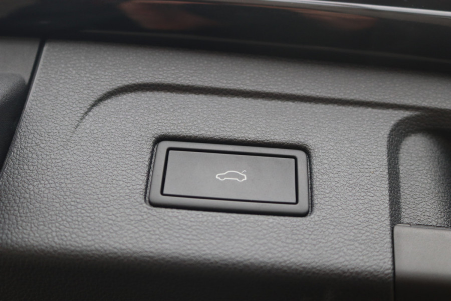 Volkswagen Touran 1.5 TSI 150PK Automaat R-Line 7pers./Pano-dak/Navigatie/Camera/Elektr.-klep/Stoelverwarming