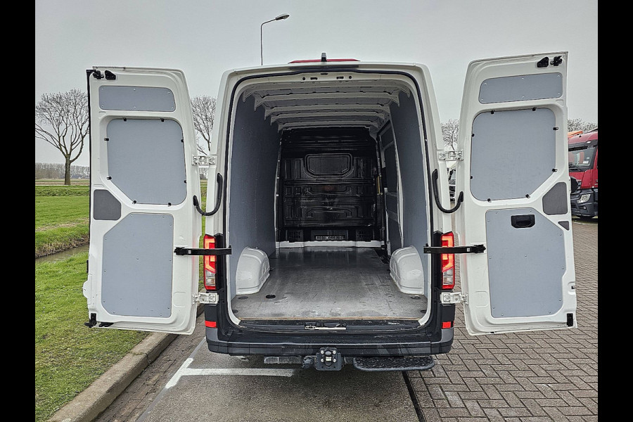 Volkswagen Crafter 35 2.0 TDI L3H3 140Pk Aut Trekhaak Camera CarPlay Leer Euro6!
