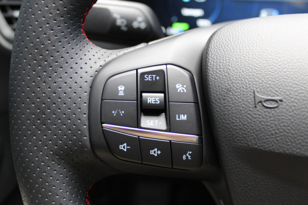 Ford Kuga 2.5-243pk PHEV ST-Line X. 2100kg trekgewicht ! Nieuw Model ! Van €. 54.937,- voor €. 42.750,- ! Trekgewicht van 2.100kg ! Elektr. verstelb. AGR stoelen voor, Stoel-, stuur-, voorraam- en achterbank verwarming, Elektr. panorama/schuif-kanteldak , Trekhaak wegklapbaar,