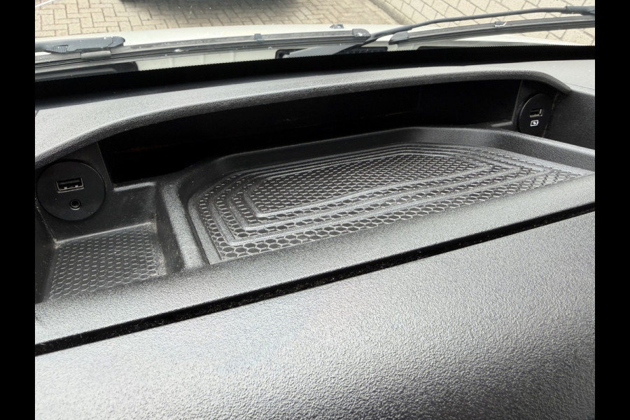 Iveco 40C18 automaat 3.0L / dubbellucht / luchtvering / trekhaak 3500 kg! / vaste prijs rijklaar € 33.950 ex btw / euro 6 / 420 cm L x 213 cm B x 230 cm H