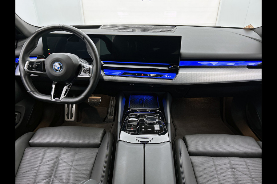 BMW i5 EDrive40 84 kWh M-sport(NL-auto, Harman/Kardon, SfeerV, Stoel V+ K, 360 Camera, Lane Assit, Active Cruise, Etc)