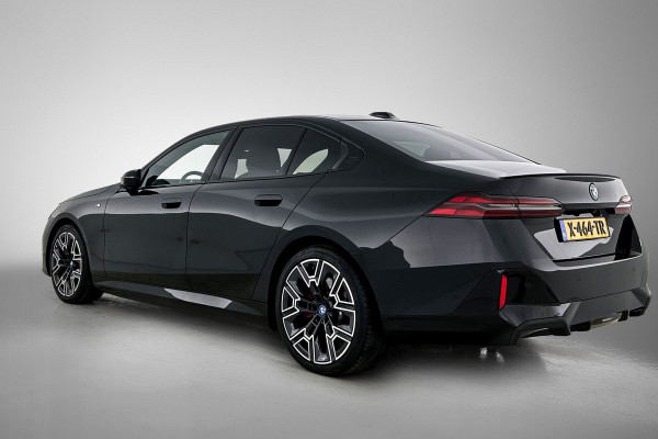 BMW i5 EDrive40 84 kWh M-sport(NL-auto, Harman/Kardon, SfeerV, Stoel V+ K, 360 Camera, Lane Assit, Active Cruise, Etc)