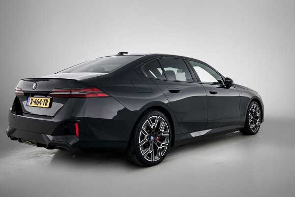 BMW i5 EDrive40 84 kWh M-sport(NL-auto, Harman/Kardon, SfeerV, Stoel V+ K, 360 Camera, Lane Assit, Active Cruise, Etc)