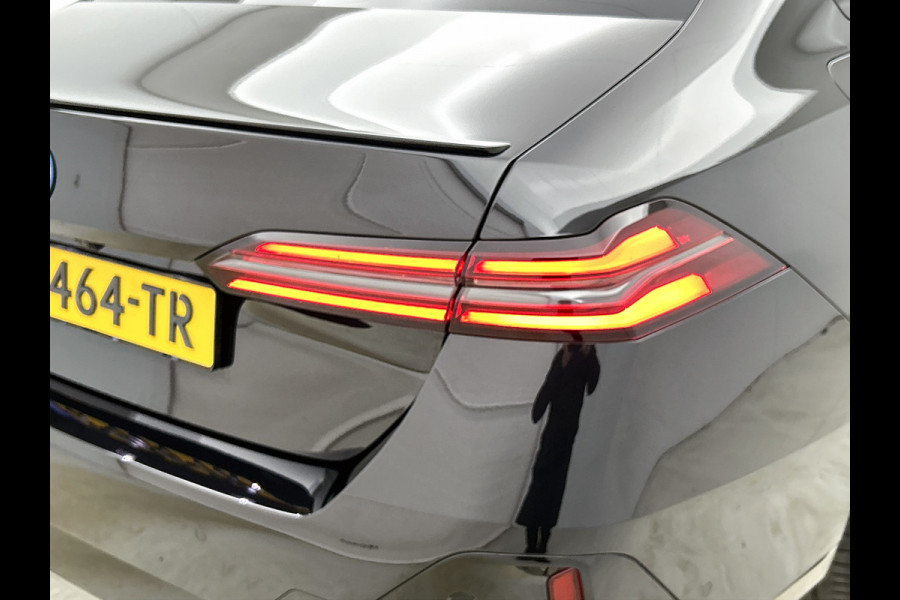 BMW i5 EDrive40 84 kWh M-sport(NL-auto, Harman/Kardon, SfeerV, Stoel V+ K, 360 Camera, Lane Assit, Active Cruise, Etc)