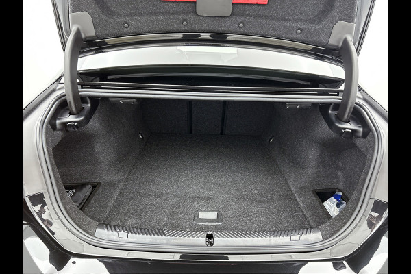 BMW i5 EDrive40 84 kWh M-sport(NL-auto, Harman/Kardon, SfeerV, Stoel V+ K, 360 Camera, Lane Assit, Active Cruise, Etc)