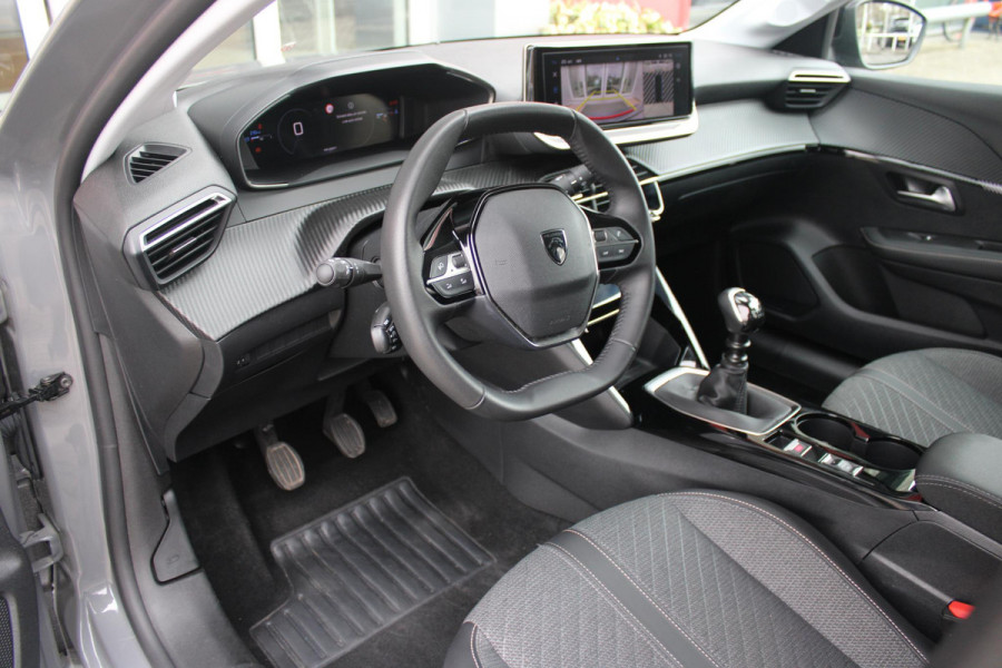 Peugeot 208 1.2 100PK ALLURE | CAMERA VOOR + ACHTER | PARKEERSENSOREN VOOR + ACHTER | DRAADLOZE APPLE CARPLAY/ANDROID AUTO | NAVIGATIE | DODEHOEK DETECTIE | CRUISE CONTROL | DAB+ RADIO | CLIMATE CONTROL | LED KOPLAMPEN |