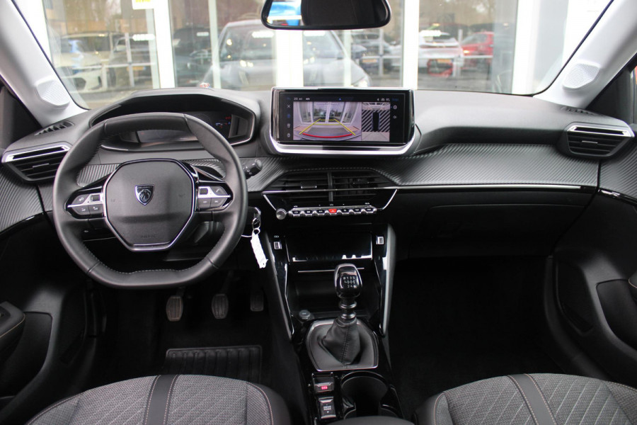 Peugeot 208 1.2 100PK ALLURE | CAMERA VOOR + ACHTER | PARKEERSENSOREN VOOR + ACHTER | DRAADLOZE APPLE CARPLAY/ANDROID AUTO | NAVIGATIE | DODEHOEK DETECTIE | CRUISE CONTROL | DAB+ RADIO | CLIMATE CONTROL | LED KOPLAMPEN |