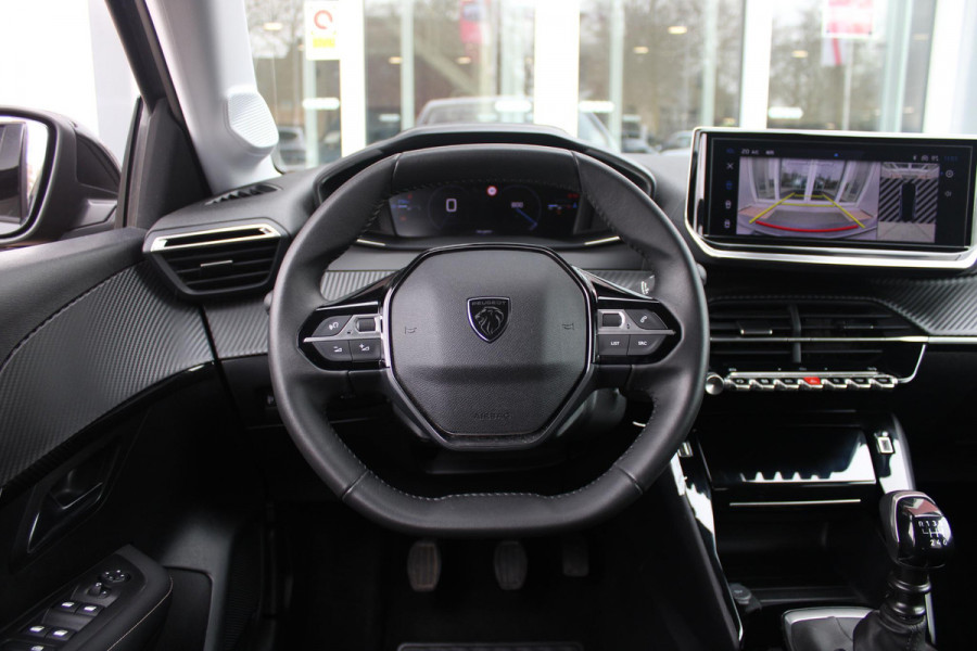 Peugeot 208 1.2 100PK ALLURE | CAMERA VOOR + ACHTER | PARKEERSENSOREN VOOR + ACHTER | DRAADLOZE APPLE CARPLAY/ANDROID AUTO | NAVIGATIE | DODEHOEK DETECTIE | CRUISE CONTROL | DAB+ RADIO | CLIMATE CONTROL | LED KOPLAMPEN |