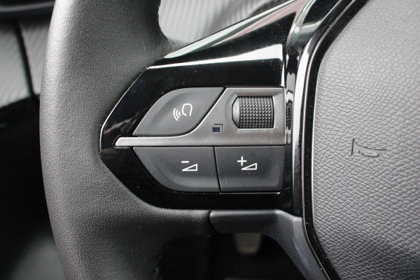 Peugeot 208 1.2 100PK ALLURE | CAMERA VOOR + ACHTER | PARKEERSENSOREN VOOR + ACHTER | DRAADLOZE APPLE CARPLAY/ANDROID AUTO | NAVIGATIE | DODEHOEK DETECTIE | CRUISE CONTROL | DAB+ RADIO | CLIMATE CONTROL | LED KOPLAMPEN |