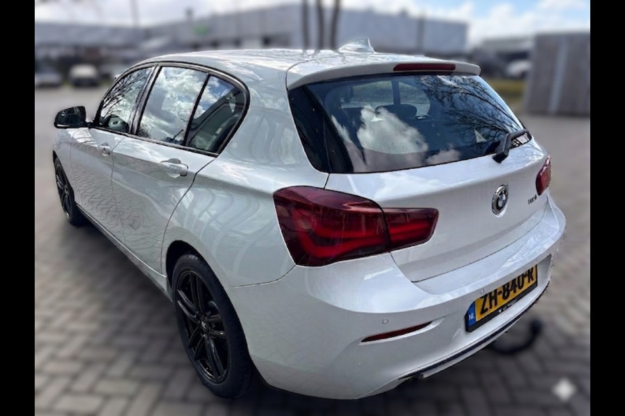 BMW 1-serie 118i Sport Line Edition | Stoelverwarming | Cruise Control | Parkeersensoren | Navigatie | Groot Scherm | Digitale Tellers | Automaat | Keyless | Trekhaak | LED